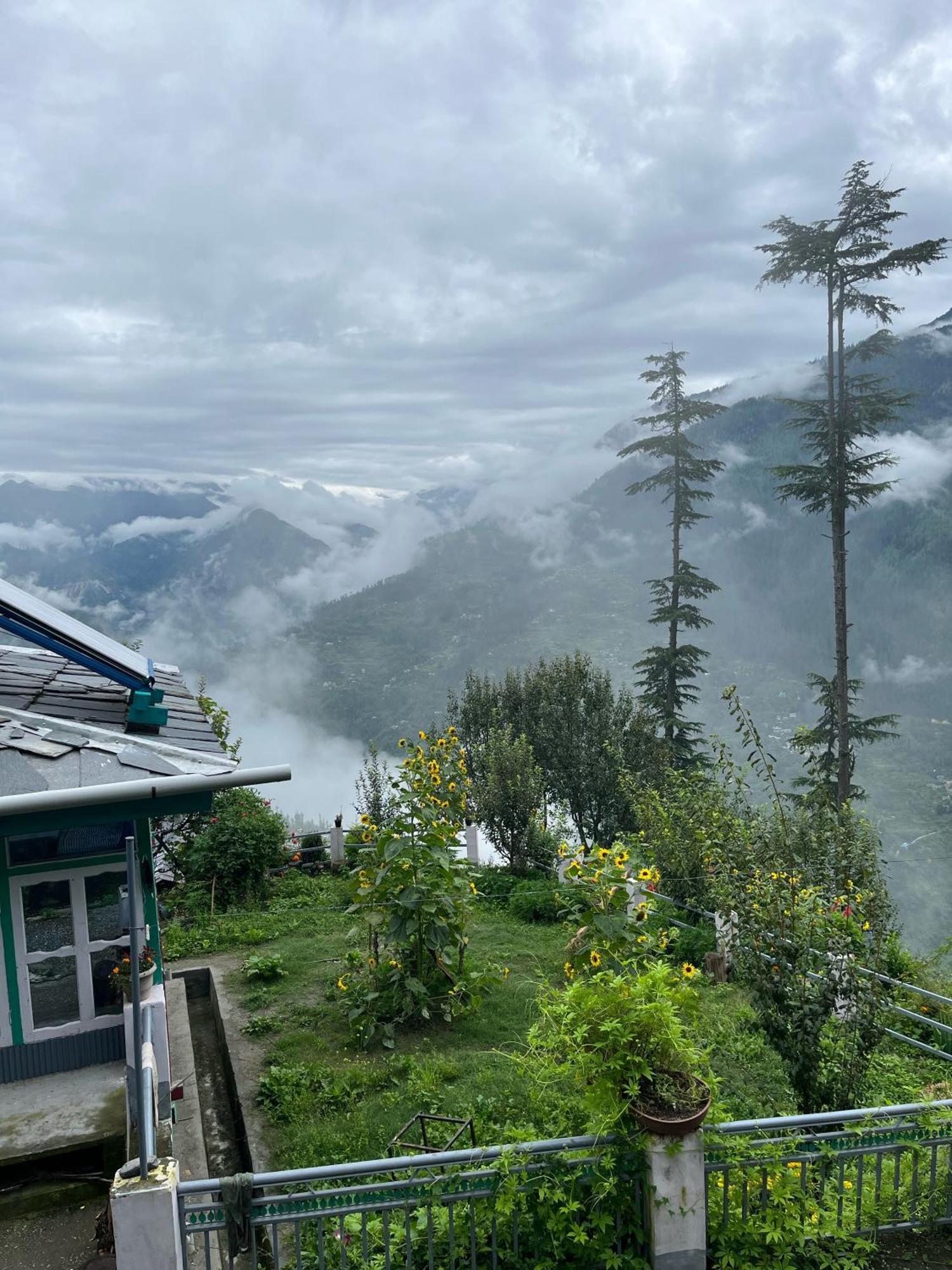 Mountain Eyrie 호텔 Banjār 외부 사진